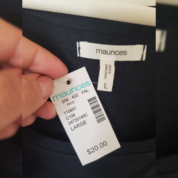 🆕️ w/ tags Maurices "Drinks well with others" Tee - Picture 3 of 3